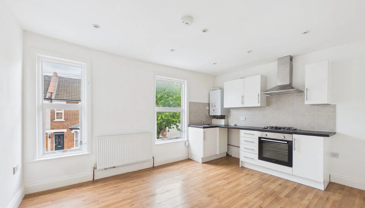 Flat Harwoods Road in Watford