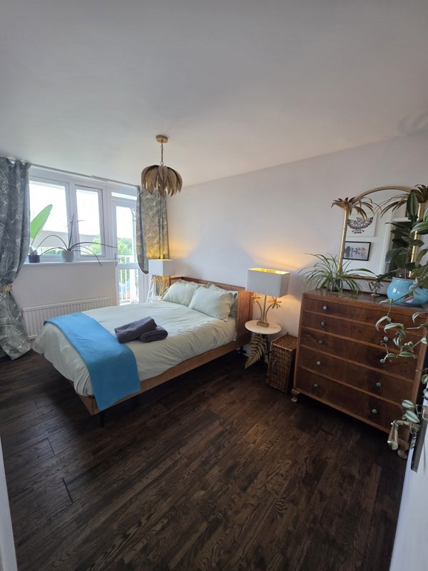 Room Lucey Way in Greater London
