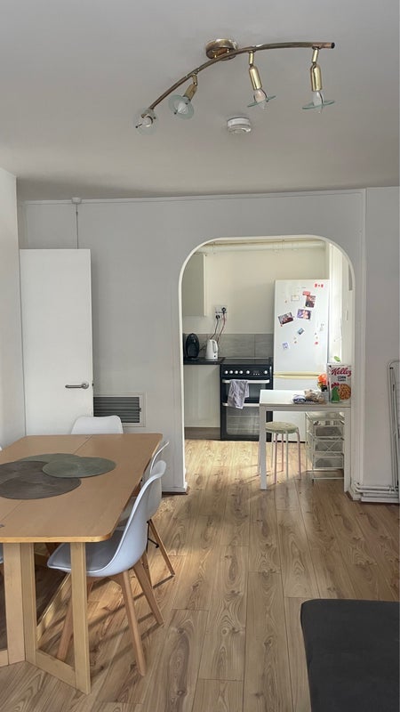 Room Devonshire Court in Greater London