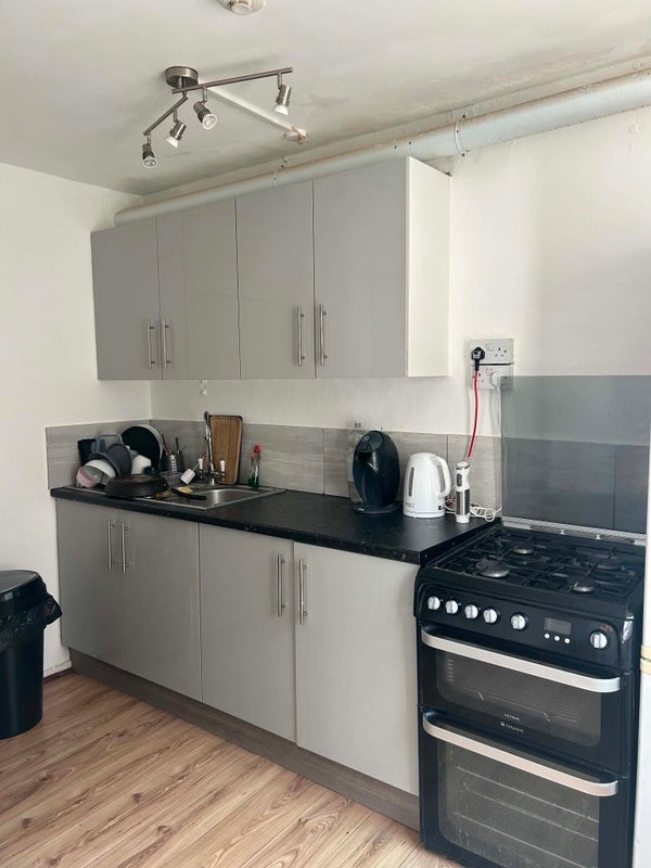 Room Devonshire Court in Greater London