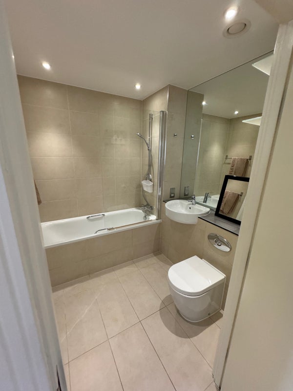 Flat Gunmakers Lane in Greater London