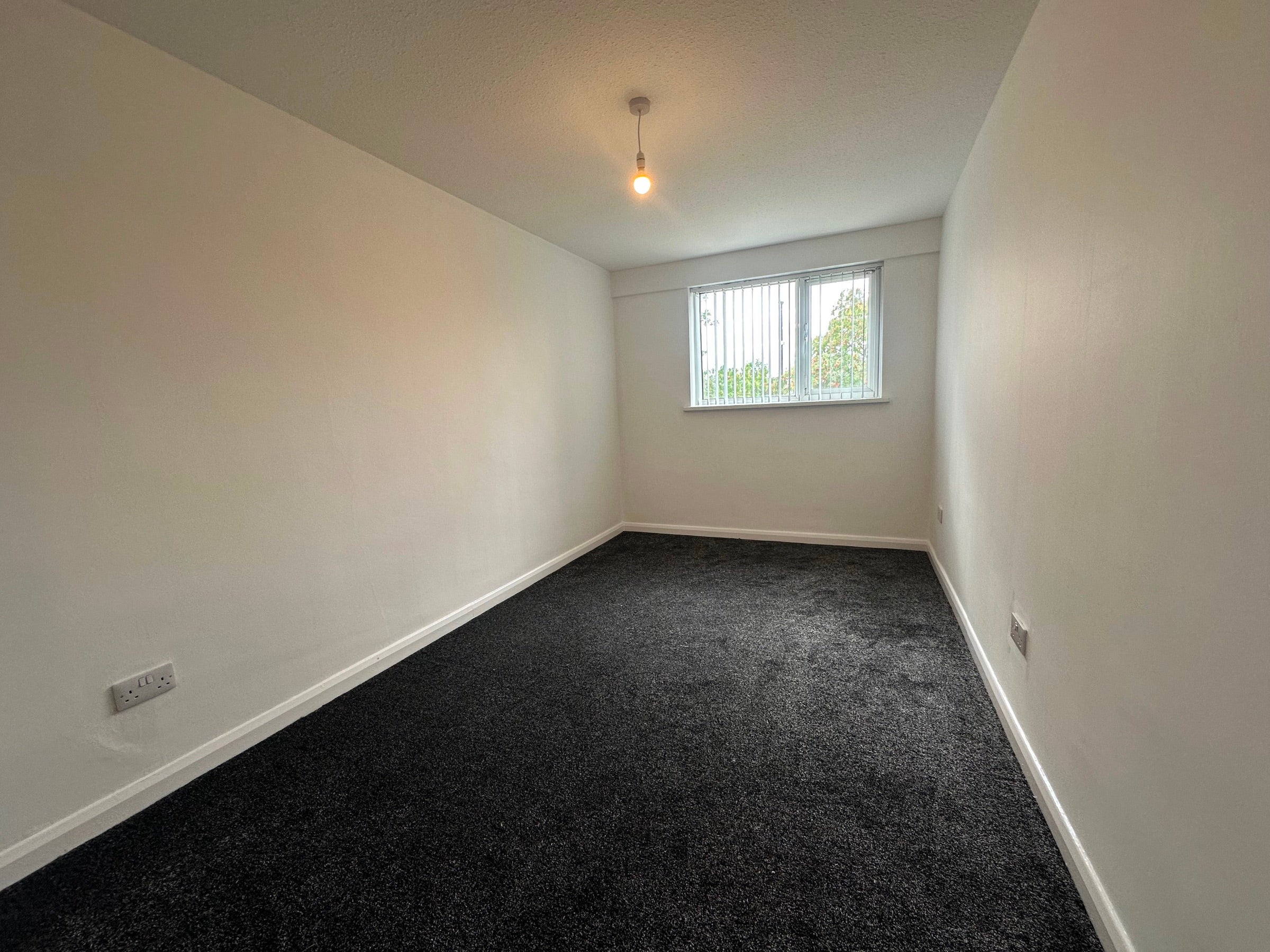 Flat Kenelm Court in Coventry
