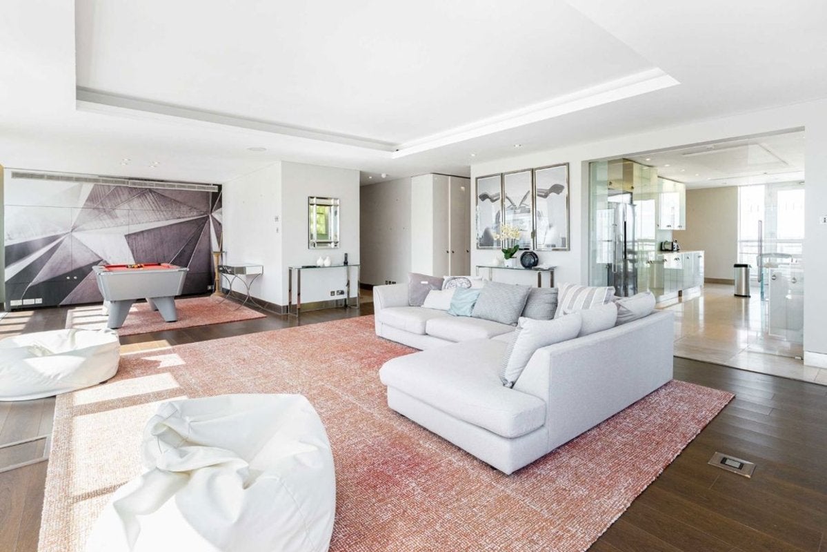 Flat Westferry Circus in Greater London