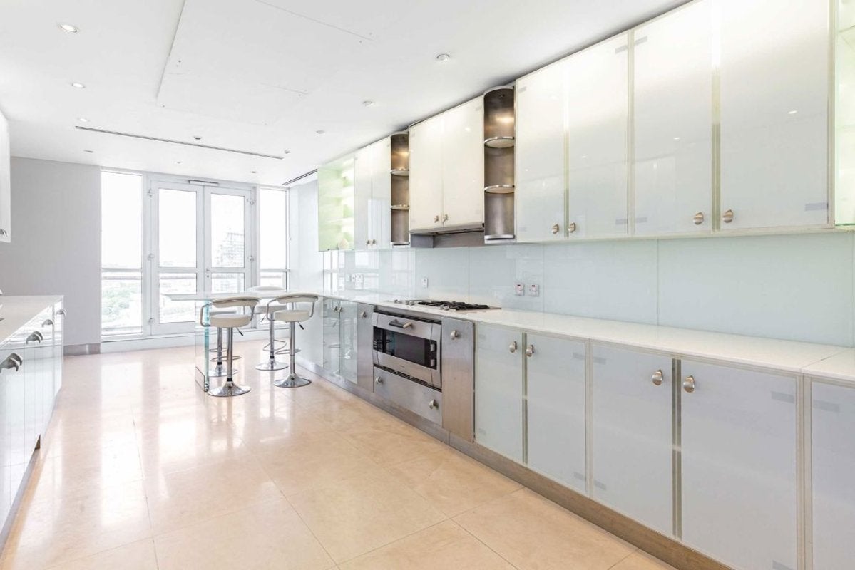Flat Westferry Circus in Greater London