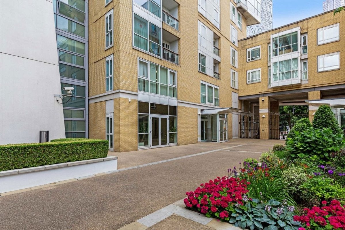 Flat Westferry Circus in Greater London