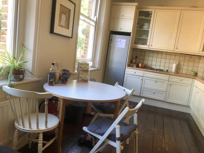 Room Brondesbury Road in Greater London