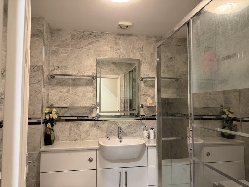 Room Butchers Road in Greater London