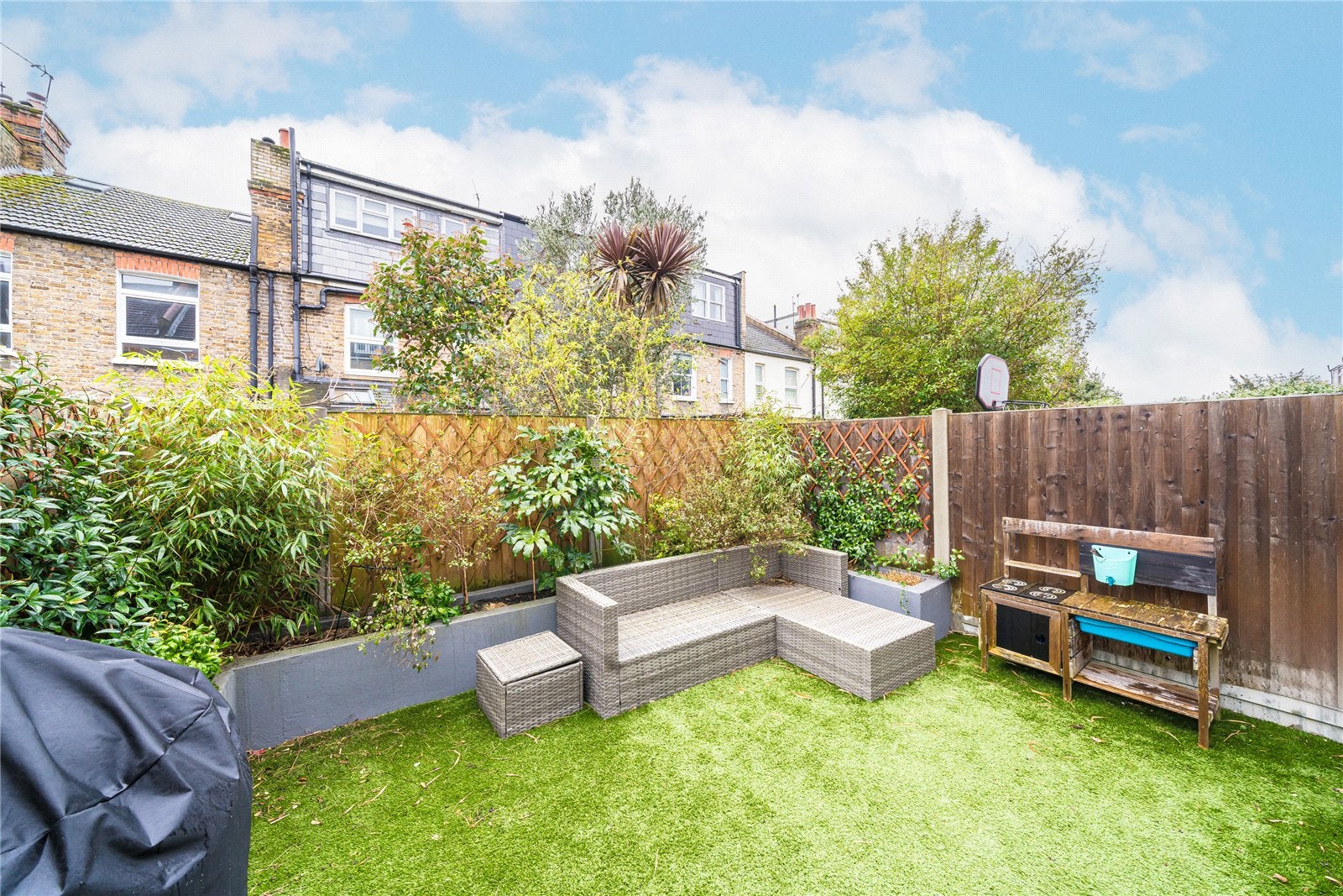 Flat Gassiot Road in Greater London