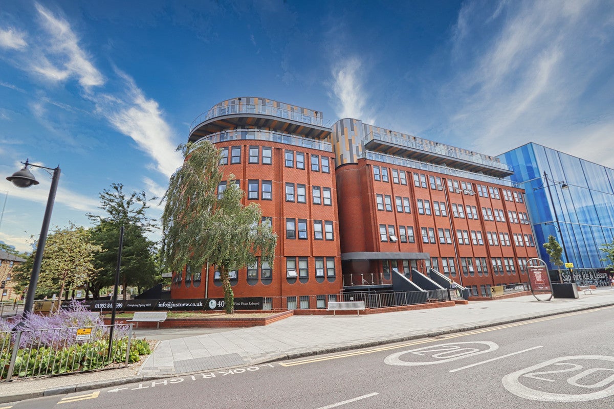 Flat Mercury Gardens in Greater London