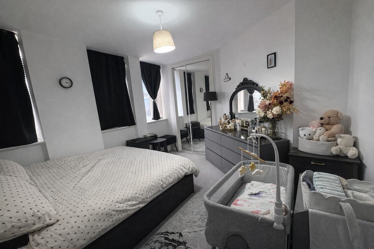 Flat Mercury Gardens in Greater London