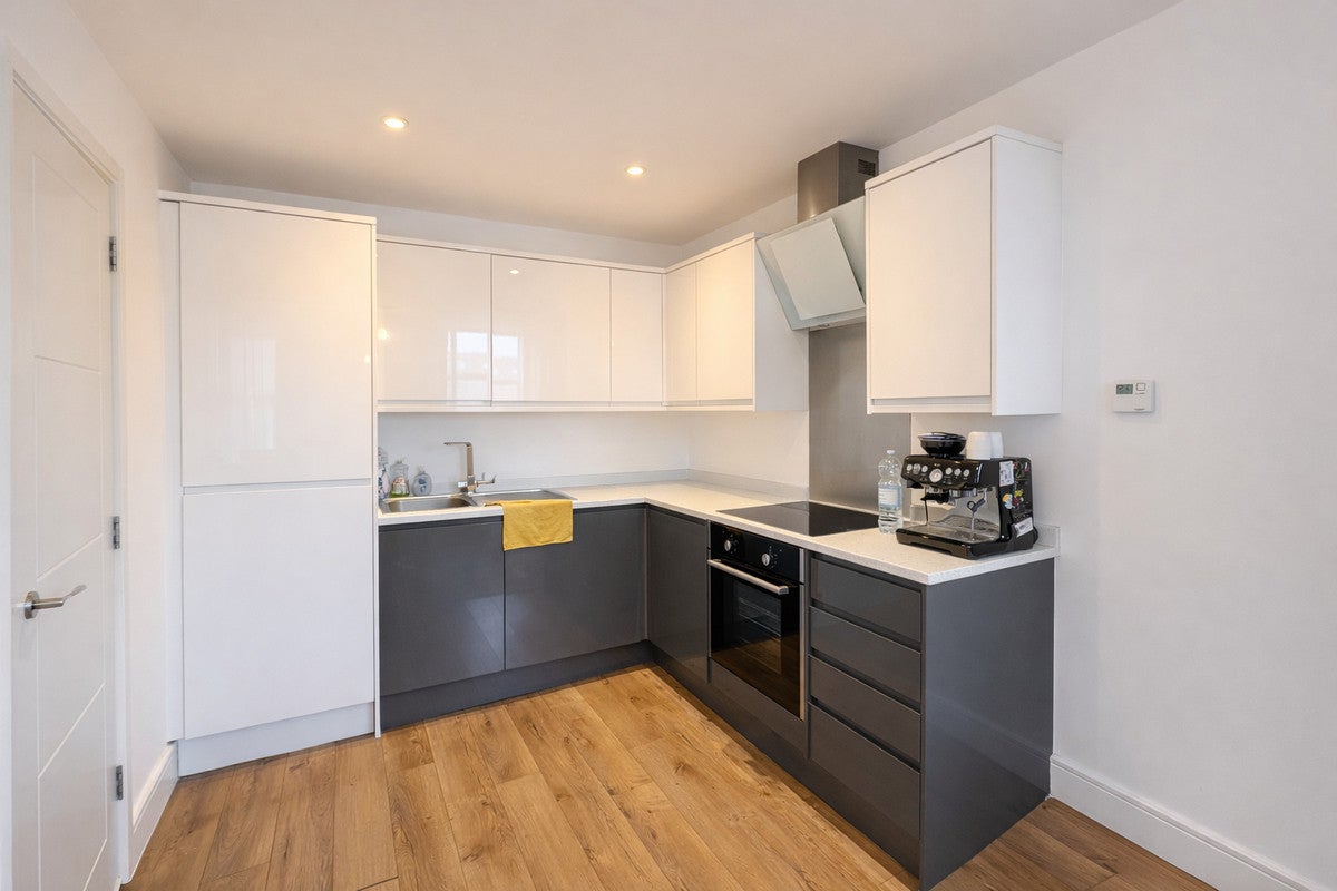 Flat Mercury Gardens in Greater London