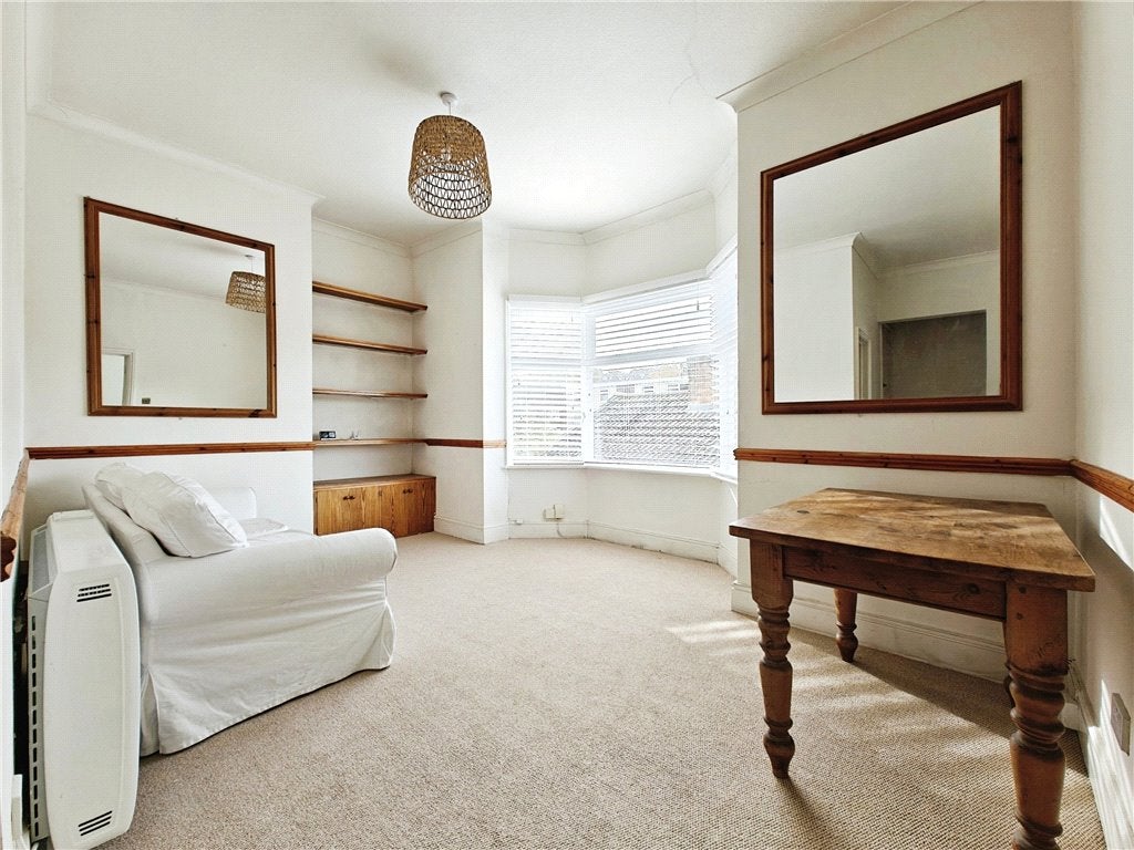 Flat Baillie Road in Guildford