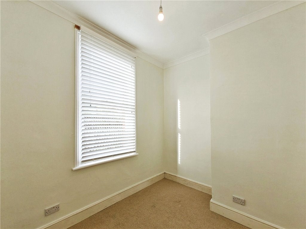 Flat Baillie Road in Guildford