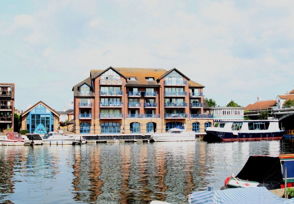Flat Becketts Place in Greater London