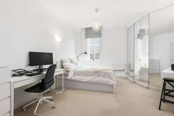 Flat Belvedere Road in Greater London