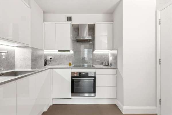 Flat Belvedere Road in Greater London