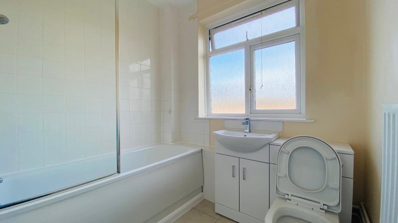 Room Malpas Road in Greater London
