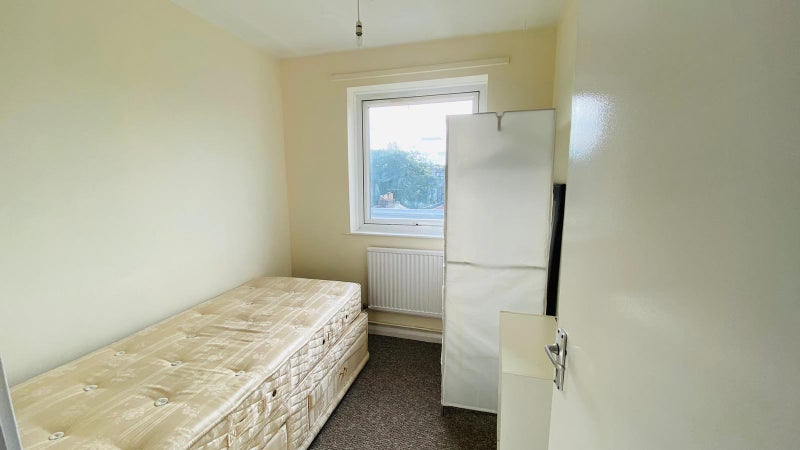 Room Malpas Road in Greater London