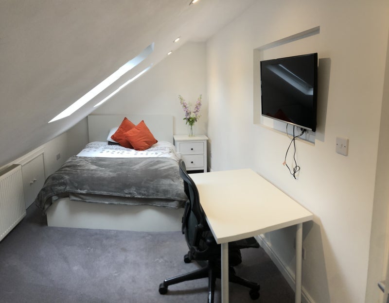 Room Limburg Road in Greater London
