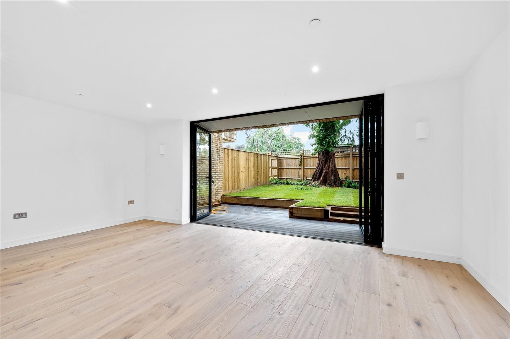 House Orchard Grove in Greater London