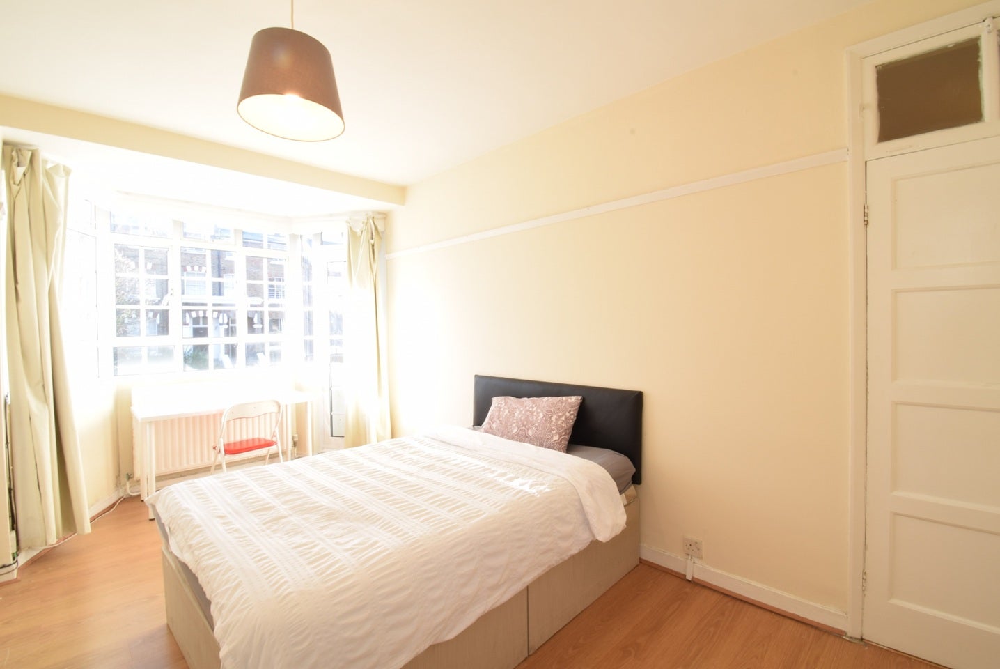 Flat Coningham Road in Greater London