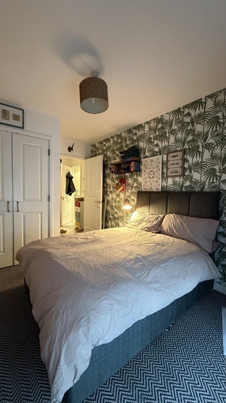 Flat Hardwicks Square in Greater London