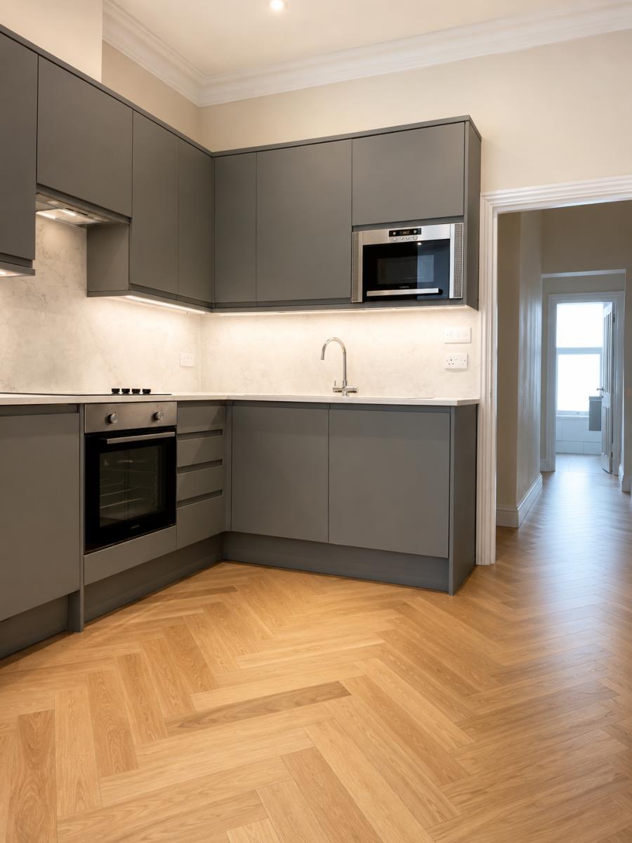 Flat Woodside Park Road in Greater London