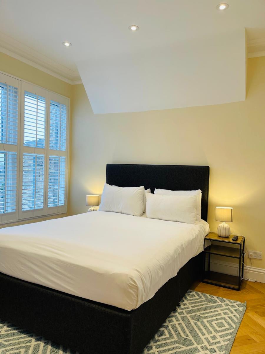 Flat Woodside Park Road in Greater London