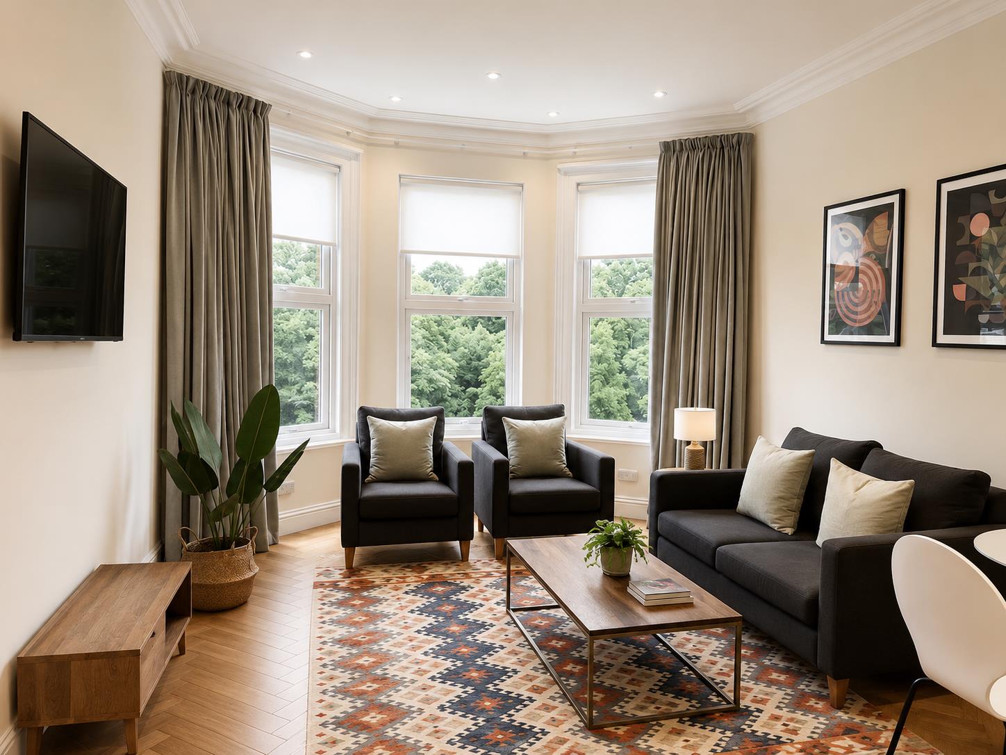 Flat Woodside Park Road in Greater London