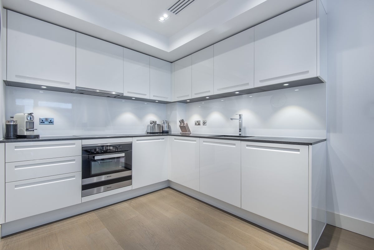 Flat Radnor Terrace in Greater London