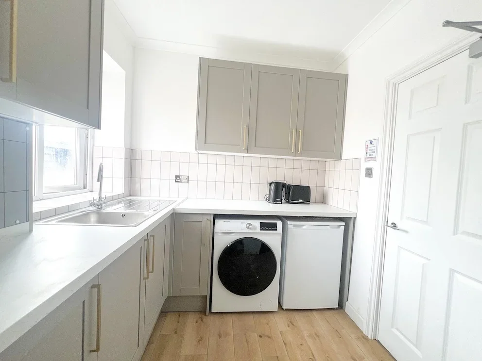 Flat Long Lane in Greater London