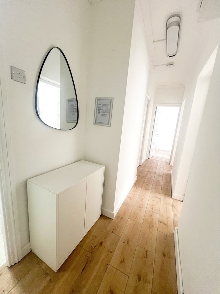 Flat Long Lane in Greater London