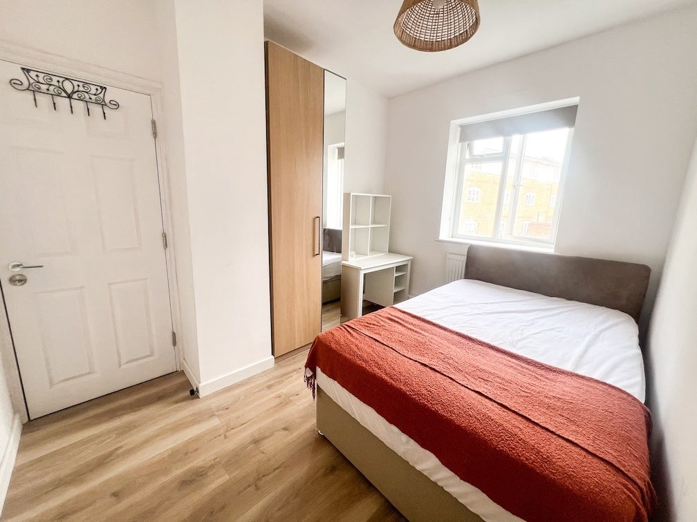 Flat Long Lane in Greater London