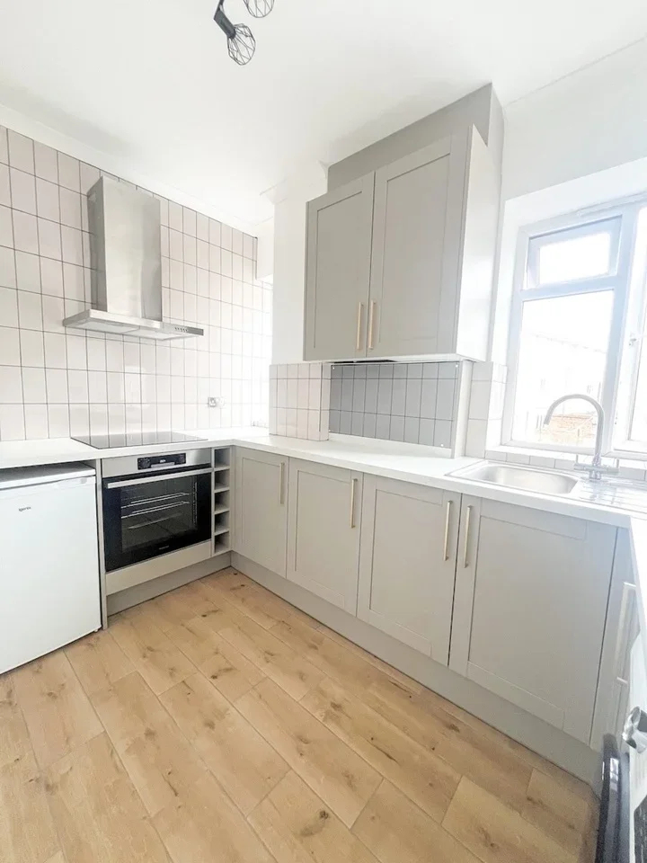 Flat Long Lane in Greater London