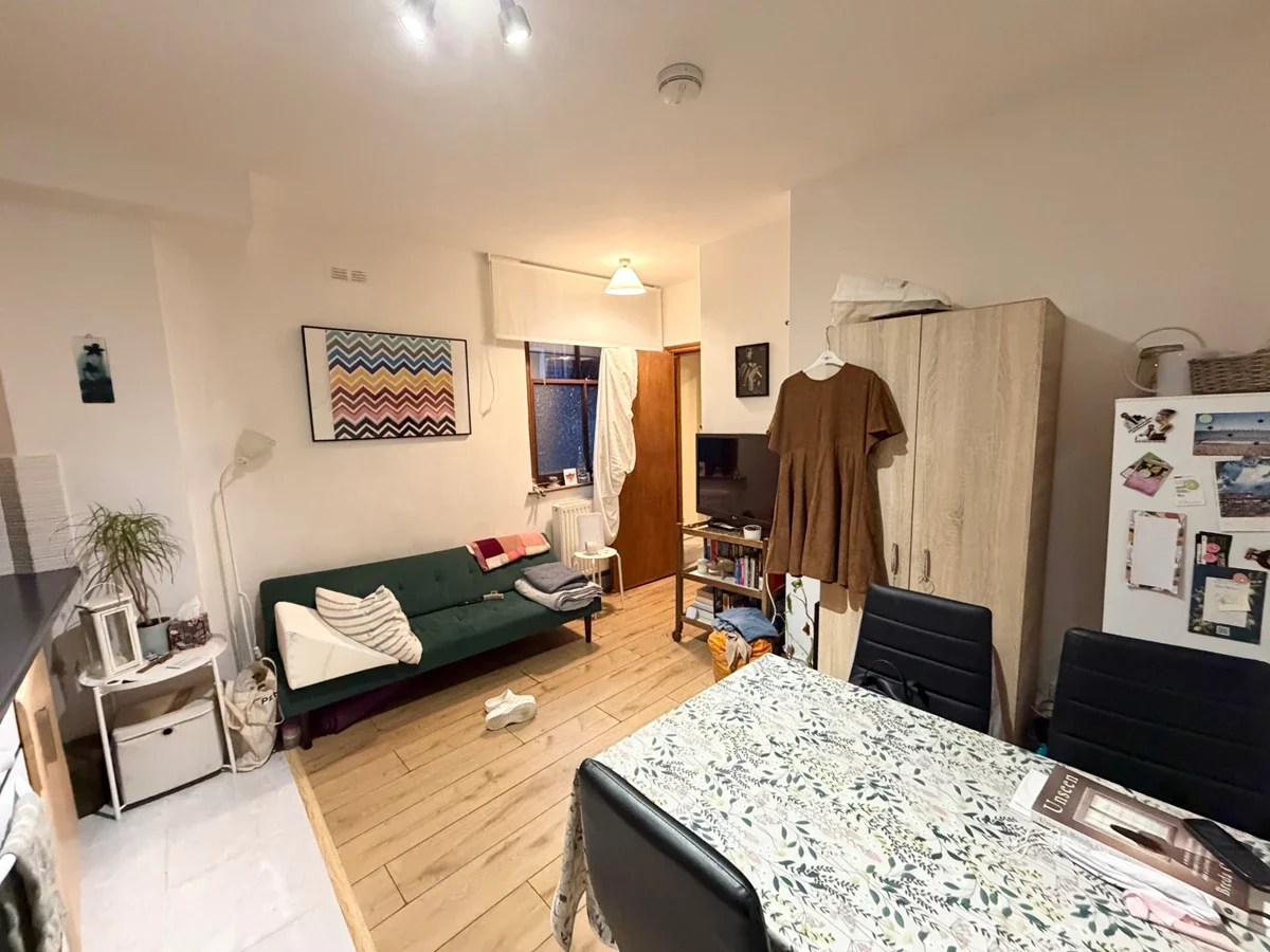 Flat Hendon Lane in Greater London