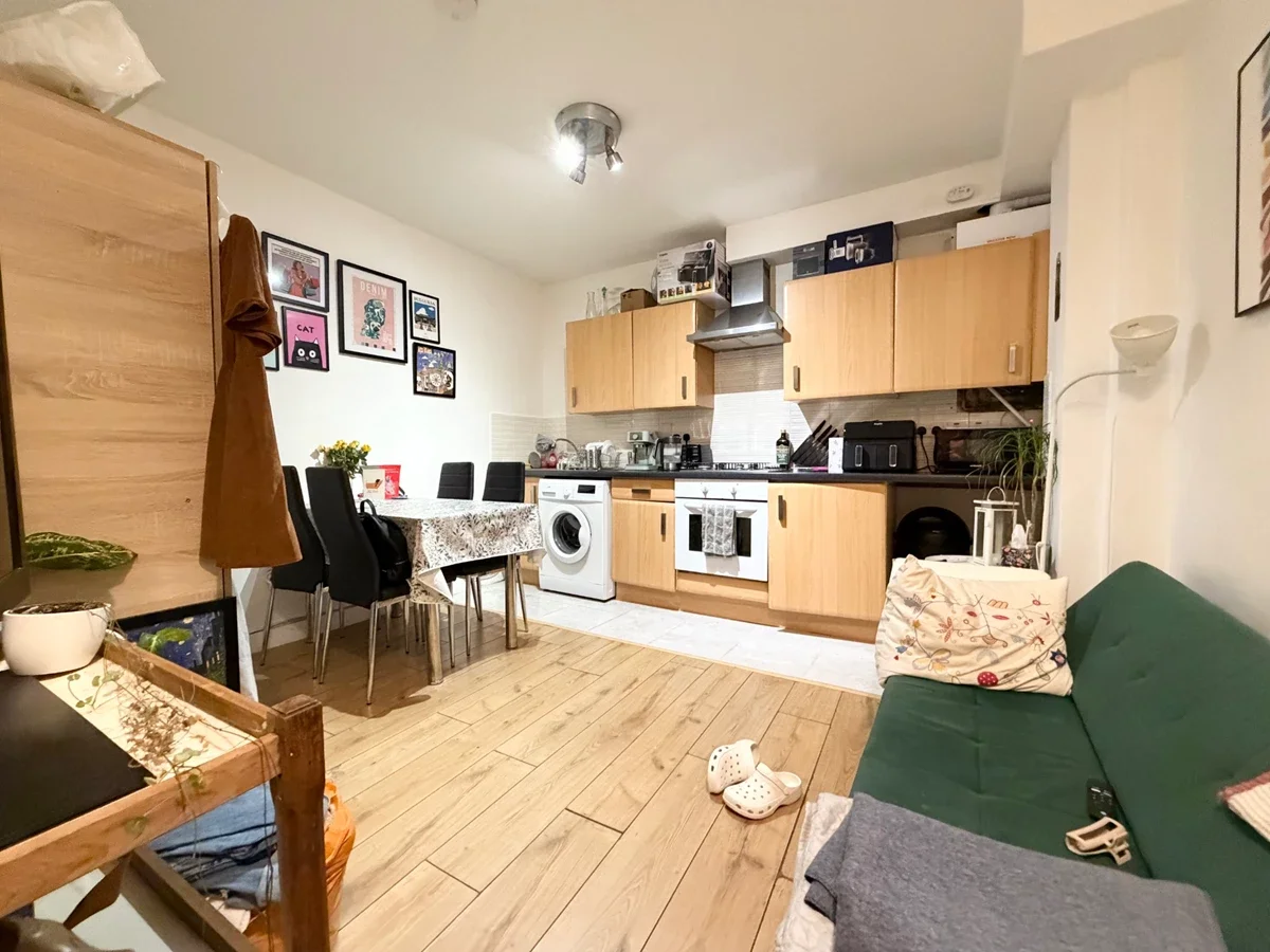 Flat Hendon Lane in Greater London