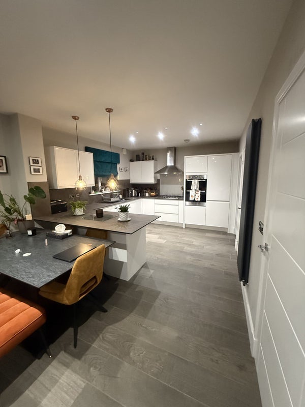 Room Raeswood Crescent in Glasgow