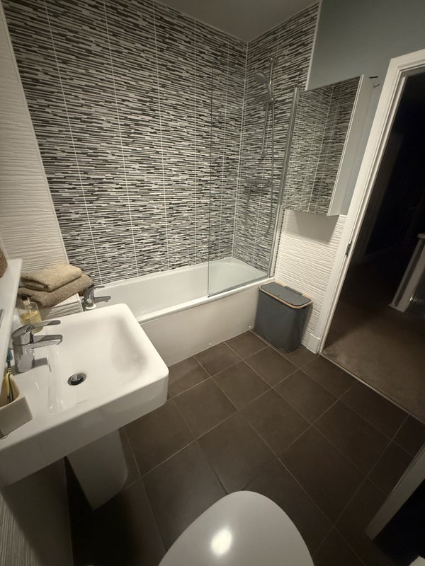 Room Raeswood Crescent in Glasgow