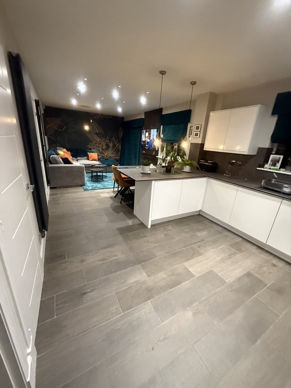 Room Raeswood Crescent in Glasgow