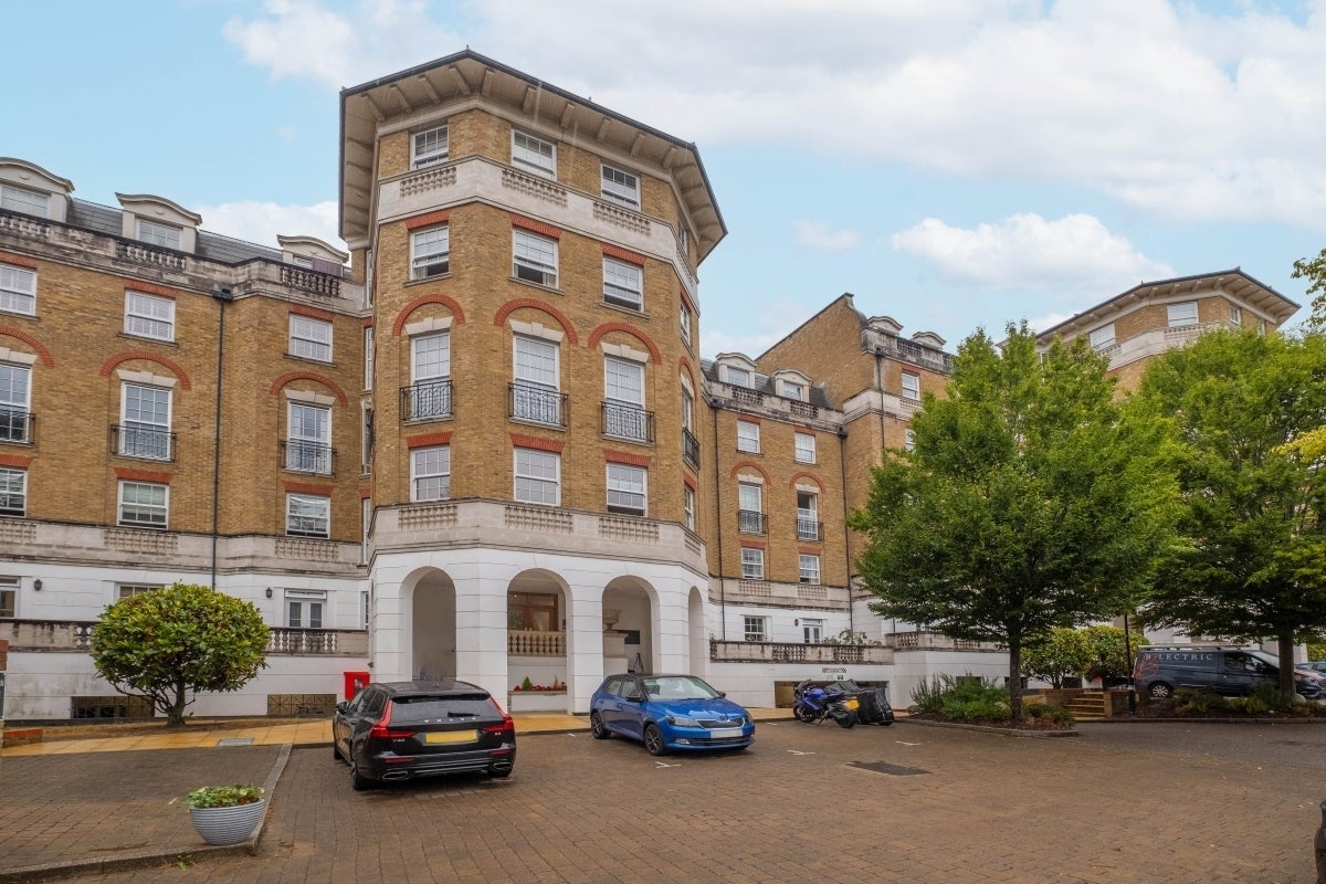 Flat Chapman Square in Greater London