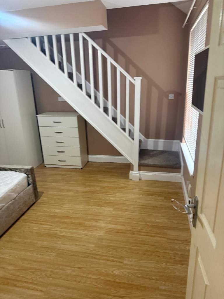 Room Sweetbriar Road in Leicester