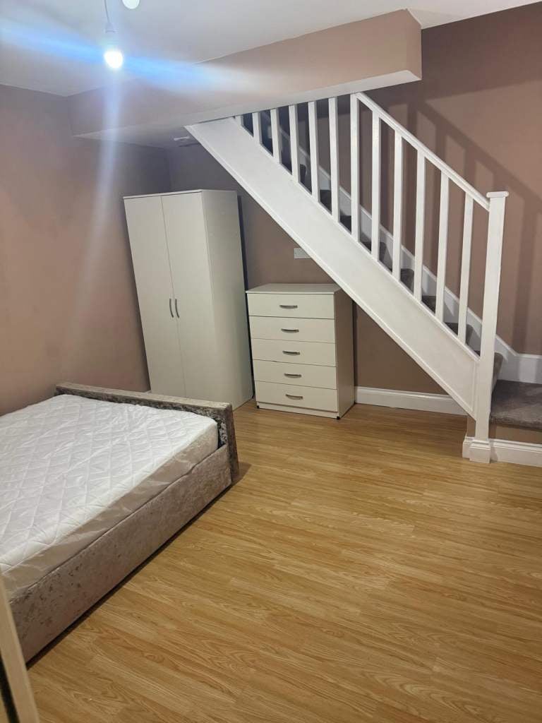 Room Sweetbriar Road in Leicester