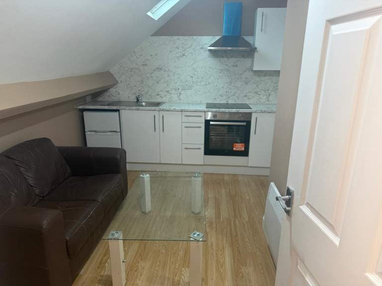 Room Sweetbriar Road in Leicester