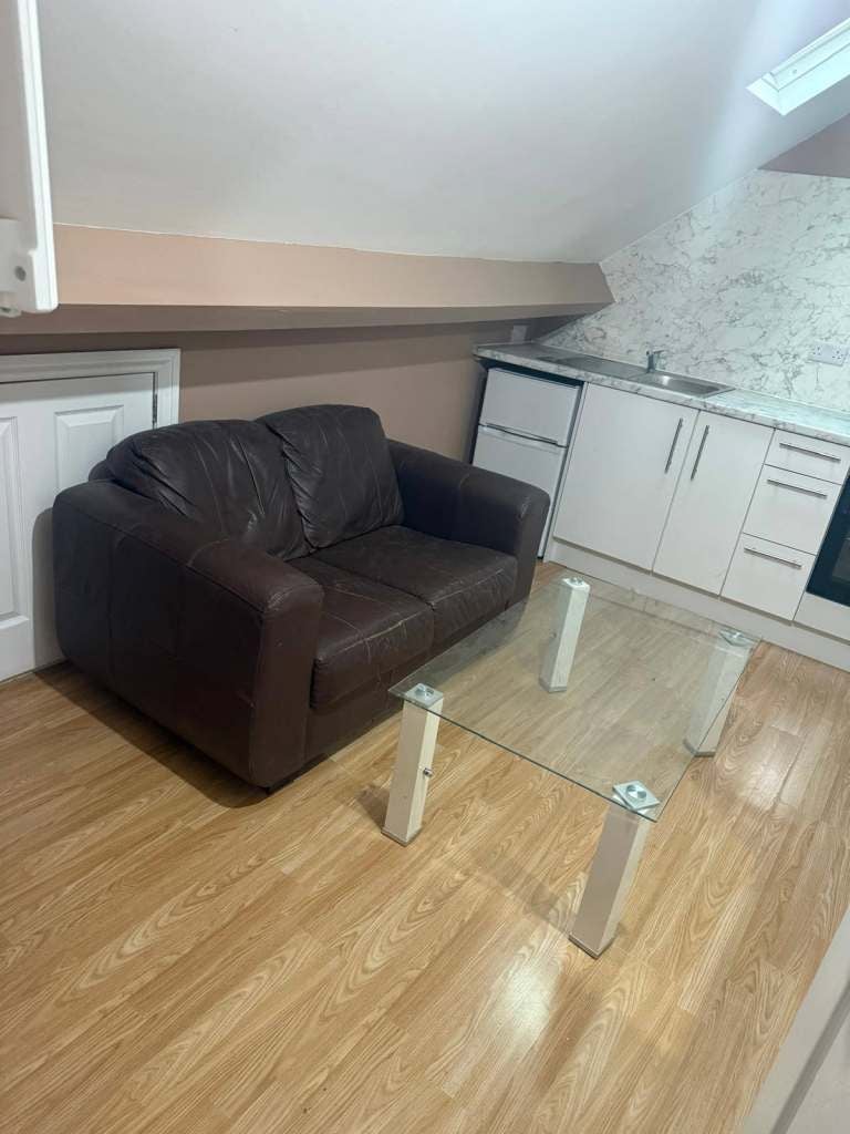 Room Sweetbriar Road in Leicester