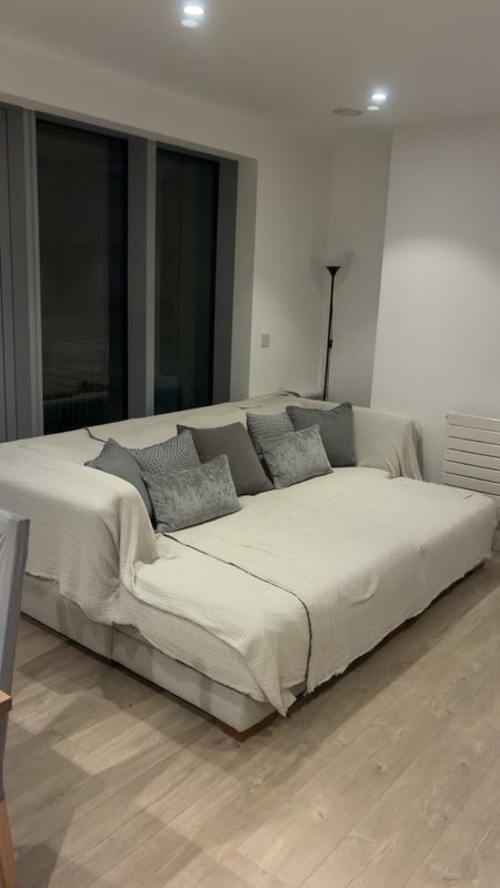 Room Barking Road in Greater London