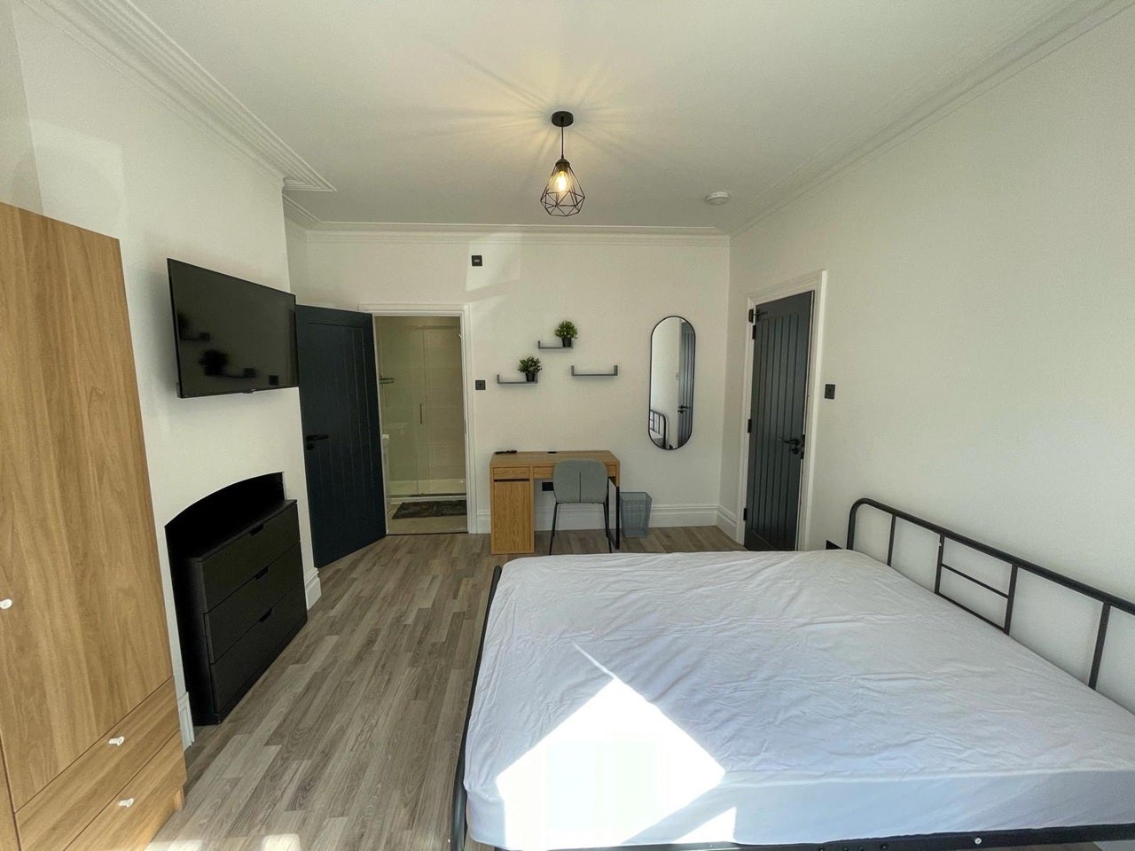 Room Downend Road in Bristol