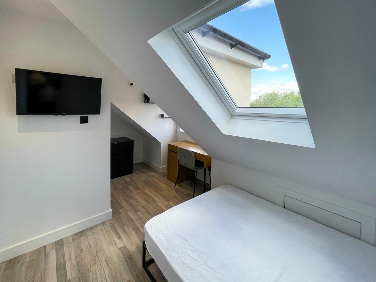 Room Downend Road in Bristol