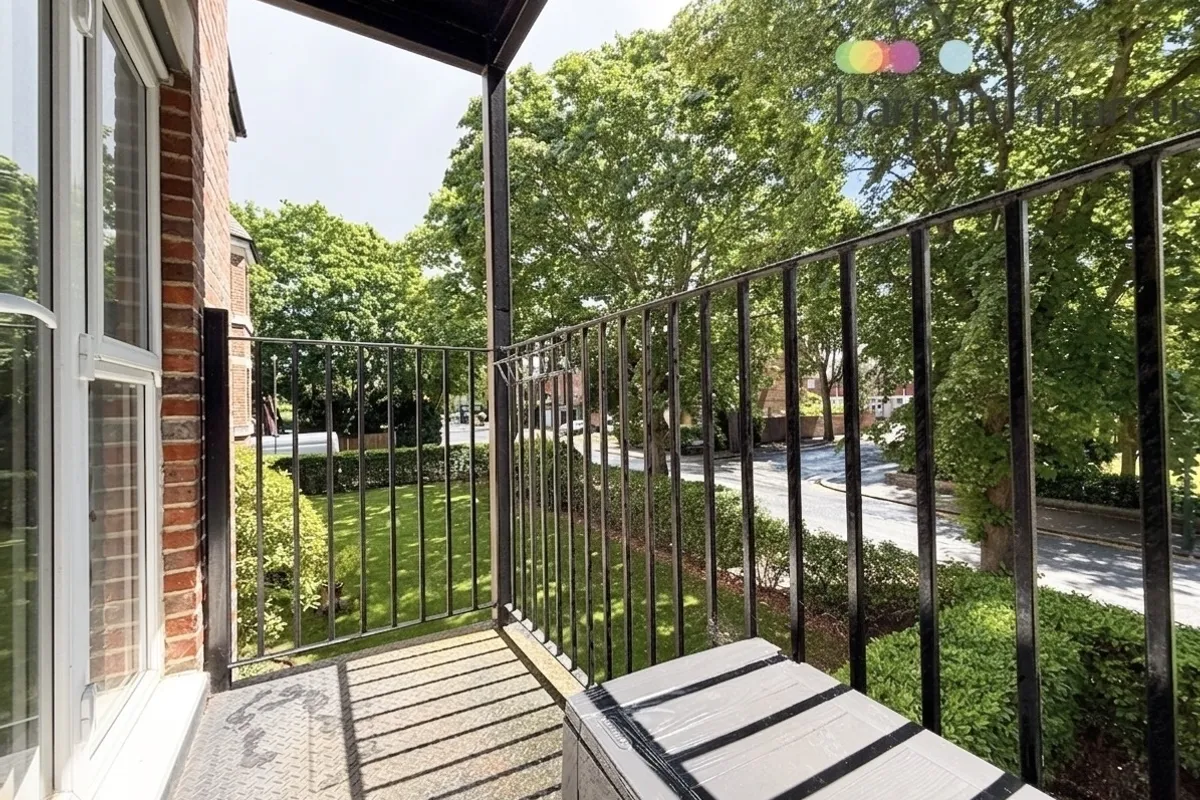 Flat Overton Road in Greater London