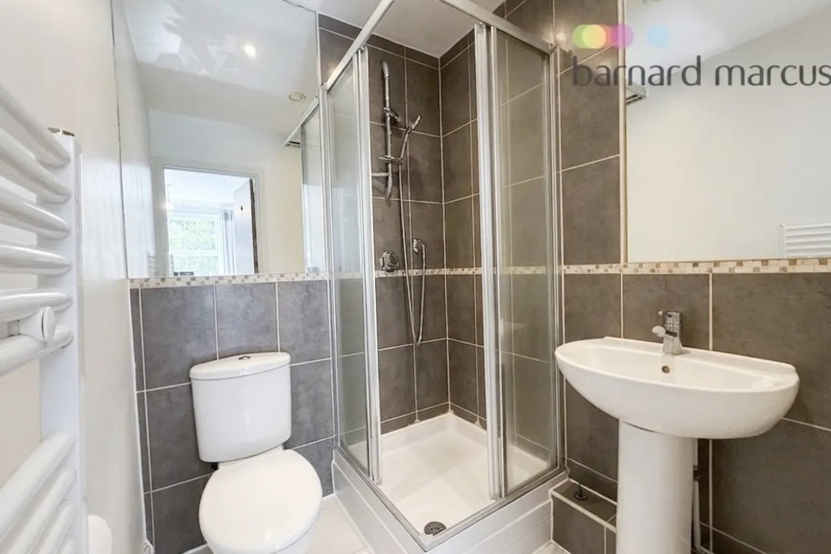 Flat Overton Road in Greater London