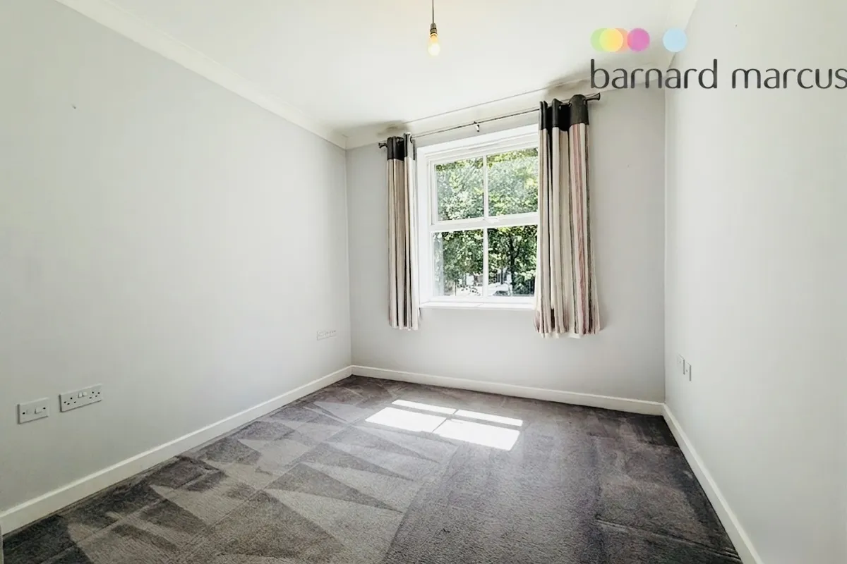 Flat Overton Road in Greater London